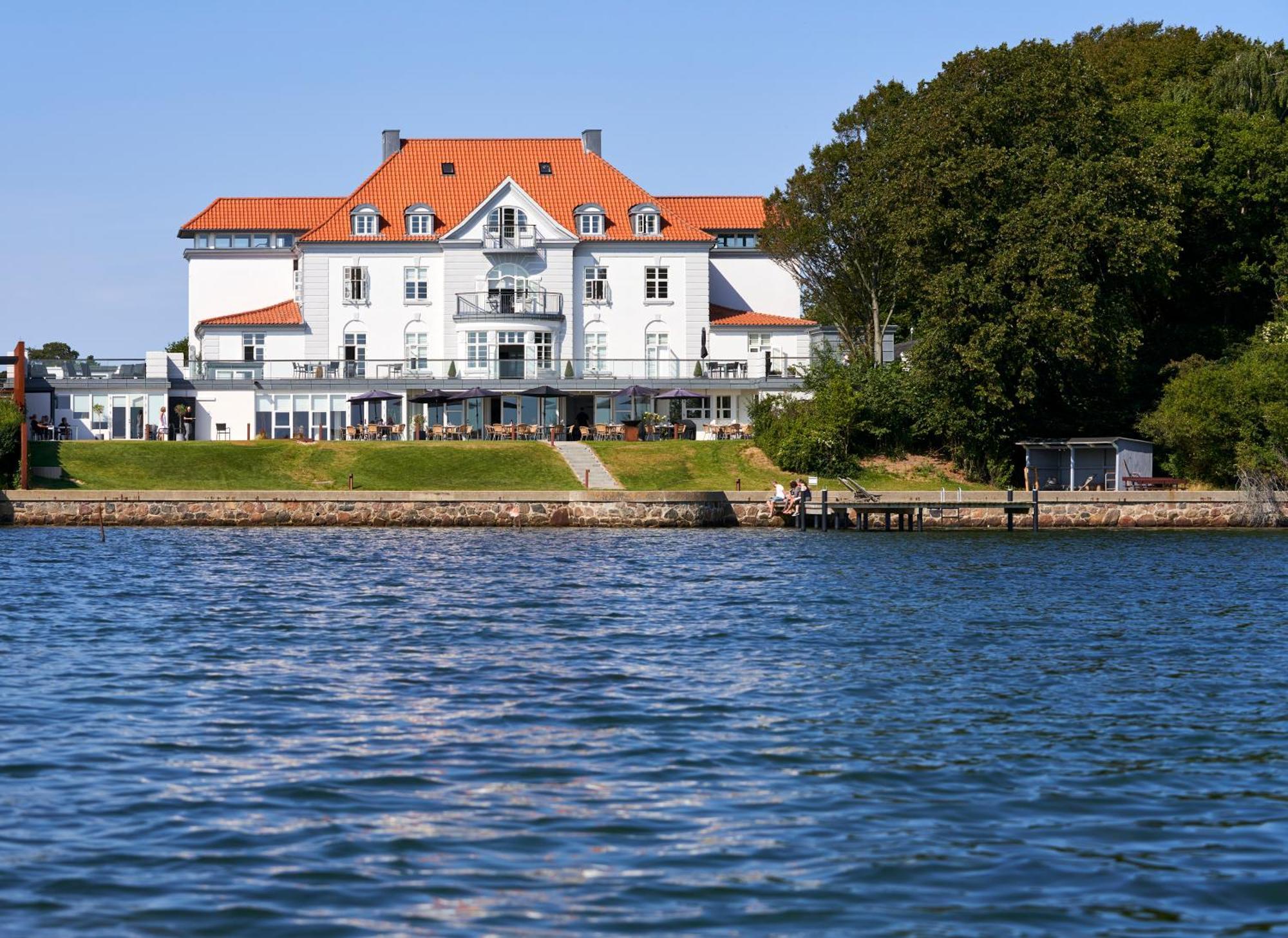 Sixtus Sinatur Hotel & Konference ミゼルファート エクステリア 写真